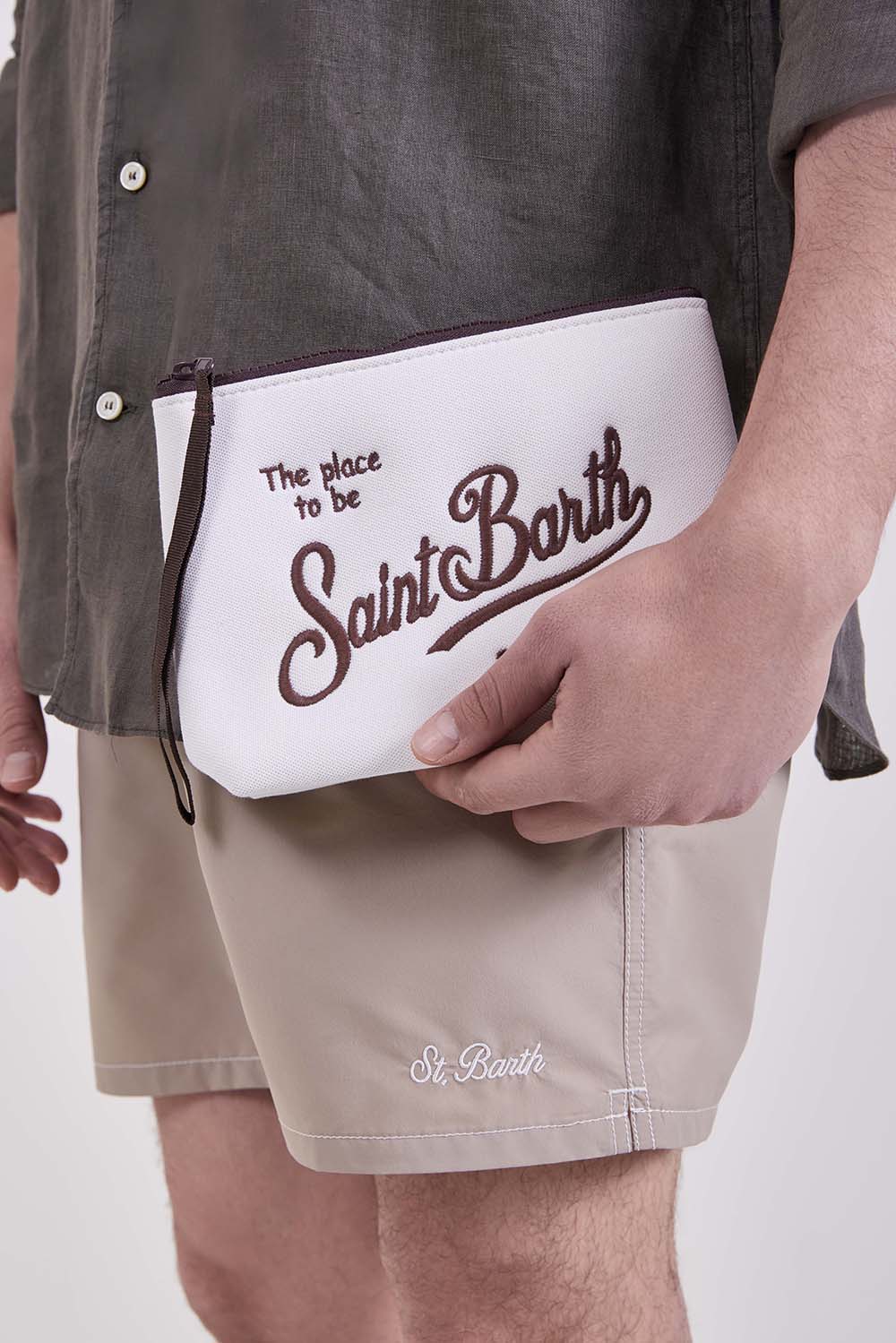 תמונת כל הלוק של תיק קלאץ&rsquo; אלין